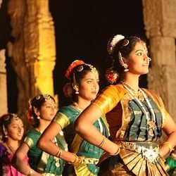 Thanjavur,_Brihadishwara_Temple,_dance_(6851706080)